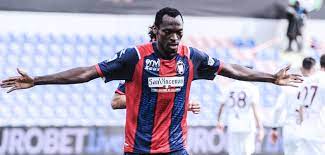 I am a photographer and blogger. Simy Elogio Della Stranezza Del Centravanti Del Crotone L Ultimo Uomo
