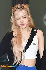 Pin By Jass On Rose Blackpink Airport Style Airport Hairstyles Hair Styles Rose Hair Blackpink