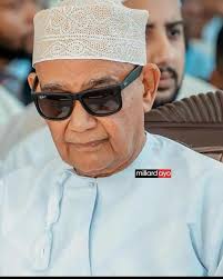 Nimeiyelewa miwani/sunglasses 🕶️ za mzee Bakheresa #rayban 😎 Wananchi wa  humu nimesema ya mzee pichani apo maana wananchi wangu umu utasikia aaah  Kariakoo ipo buku 5 tu jamani sijasema ya Kariakoo tafadhali @