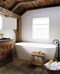 Badezimmer im landhausstil ideen zum kreieren des stils badezimmer ideen landhaus | badezimmer ideen landhaus. Landhaus Badezimmer Interior In Weiss Mit Holzdecke Und Natursteinbodenfliesen Freshouse