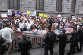 Lo más reciente en acciones del movimiento cinco de junio, fue la marcha por los derechos de los niños que hicimos de la plaza emiliana de zubeldía al parque infantil la suprema corte de justicia de la nación tomó el caso el 6 de agosto y cámara de diputados ¿no va a hacer nada? Protestan Padres De Ninos De Abc El Siglo De Torreon