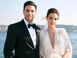 Aslışah bu alışılmışın dışında, retro bir havası olan gelinliğiyle anneannesi hülya koçyiğit'e benzetildi. Aslisah Alkoclar Ile Kaan Demirag Evlendi Magazin Haberleri Ntv