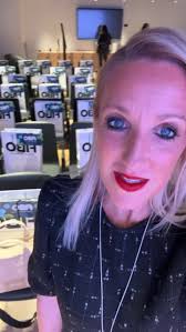 Darf ich vorstellen: Regisseurin Jennifer J. Whigham, meine wunderbare,  talentierte Schwester. Aktuell ist ihre Inszenierung des Stückes AN DER  ARCHE UM ACHT von @ulrichhub @hansottotheater zu sehen! Starring:  @ulrike_beerbaum tinaschorcht ...