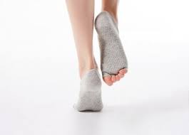 2) when entering the building or walking around inside the studio you must wear a mask. Axy Yoga Socken Pilates Ballet Tanz Fitness Zumba Fur Frauen Halbzehen Grau Und Schwarz