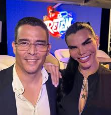 ⚠️Noticia Viral⚠️ El ex presentador de Noticia 4vision, Juan Barrera para  generar dinero en las redes sociales, tiene hace En vivo con la Renata  Valdivieso y de tocar temas amorosos❤️ con un