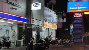 Apoteknya luas, tempat parkirnya juga luas obatnya lengkap bangetada kliniknya juga lagi pelayanannya luar biasa orangnya ramah ramah pastinya gaada pelanggan yg keluar apotek. Tribun Wiki 5 Apotek Kimia Farma Buka 24 Jam Di Kota Denpasar Tribun Bali