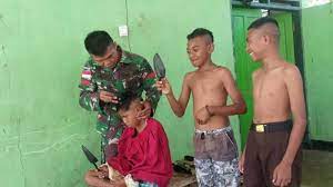 Begitu setidaknya yang diutarakan saryanto, 30 tahun, pemilik usaha potong rambut yanto. Personil Tni Pangkas Rambut Anak Anak Di Perbatasan Ini Tujuannya Pos Kupang
