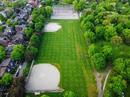 On tuesday, security officials were seen clearing out the longstanding homeless encampment in toronto's popular trinity bellwoods park. Trinity Bellwoods Park In Toronto Has Social Distancing Circles Drawn Metacanada