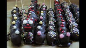 Wir zeigen euch in unserem format so geht das besser, wie ihr schokobons ganz einfach und viel leckerer selber machen. Schoko Fruchtspiesse Wie Auf Der Kirmes Rezept Und Anleitung Youtube