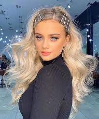 The Chicest 90s Hair Looks With A Modern Twist You Can Wear Today 90s Hairstyles Work Hairstyles Retro Hairstyles