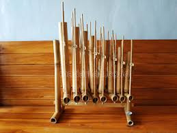 Alat musik tradisional ini terbuat dari kayu atau bambu dan batok kelapa. Distributor Alat Musik Tradisional Angklung Jawa Timur Madaniah