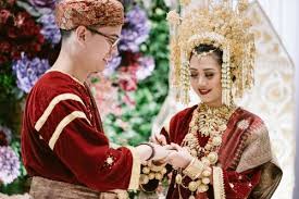 Adat merisik dijalankan untuk mengetahui latar belakang gadis yang dihajati. Menikah Dengan Adat Sumatera Inilah 9 Ragam Baju Adat Sumatera Yang Wajib Kamu Tahu 2020