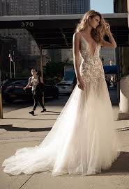 This Beautiful 2017 Dress Was Bought From A Boutique In Miami Florida Made In I Wedding Dresses Wedding Dresses Romantic Tulle Monique Lhuillier Wedding Dress