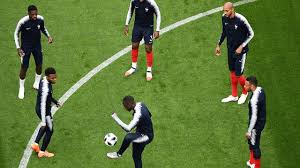 Il permet de jouer avec la ligue 1, la ligue 2, le national, les championnats étrangers majeurs, les coupes nationales, européennes, la coupe du monde et l'euro. France Danemark Qu Appelle T On Les Coiffeurs L Express