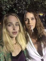 Jemima Kirke Lola Kirke Jemima Kirke Celebrity Haircuts Lola Kirke