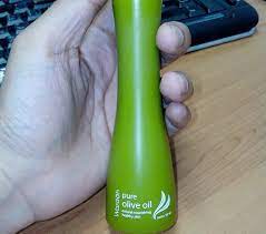 Cara menggunakan minyak zaitun untuk mengatasi bibir kering adalah sebagai berikut: Minyak Zaitun Wardah Pure Olive Oil Maklon Kosmetik Indonesia