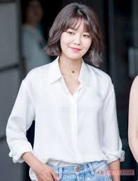 Model rambut wanita korea yang pertama adalah model rambut dengan potongan sebahu dan dengan tambahan poni di bagian depan rambut. Model Rambut Pendek Wanita Ala Korea Classic Fashionsista Co Model Model Fashion Terbaru 2021
