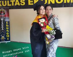 Sempat tidak percaya, hari ini kamu wisuda. Nella Kharisma Penyanyi Jaran Goyang Hadiri Wisuda Bergelar Sarjana Ekonomi Tabloidbintang Com