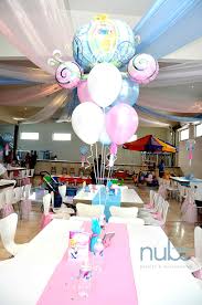 Cenicienta llegó a casa sofocada, sin carroza, sin lacayos, con sus viejos vestidos, pues no le había quedado de toda su magnificencia sino una de sus zapatillas en esto llegó la madrina que, habiendo tocado con su varita los vestidos de cenicienta, los volvió más deslumbrantes aún que los anteriores. Decoracion En Globos Cenicienta Entelado Cenicienta Carroza Cenicienta Decoracion De Cenicienta Fiesta De Cenicienta Cumpleanos Cenicienta