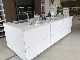 Moderne Grifflose Inselkuche Mit Pocketschrank Von Rotpunkt In Snow Matt Und Eichenfurnier Keuken