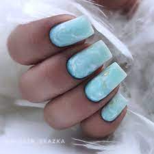 Голубой мрамор ногти