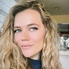 Anne Hathaway stuns in Paris for Fashion Week ❤️‍🔥