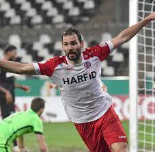 Nach anfänglicher drangphase der hausherren traf simon engelmann per kopf in minute 17 zum 1:0. Rot Weiss Essens Tor Phantom Vor Der Saison Wollte Er Sich Einen Richtigen Beruf Suchen Welt