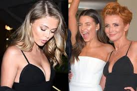 Partner gwiazdy oświadczył się jej we włoszech pierścionkiem. Joanna Opozda Na Premierze Petli Miala Na Sobie Te Sama Sukienke Co Zielinska Na Telekamerach