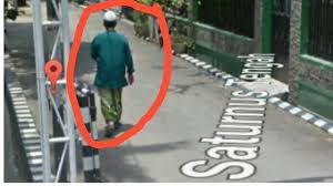 Sebab fitur penelusuran dengan gambar di google saat ini tidak hanya bisa kamu lakukan melalui browser yang ada di pc atau laptop saja. Iseng Cari Alamat Warganet Temukan Sosok Tak Terduga Di Google Street View Citizen6 Liputan6 Com