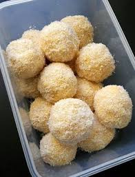 Schneeballe Eventuell Mit Kirschen Und Dunklem Boden Rezept Kekse Schneeballe Rezept Kuchen Rezepte Ausgefallen