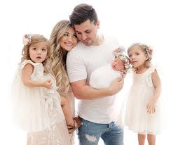 Madison Fisher Auf Instagram Unser Erstes Familienfoto Mit 3 Kids So Aufgeregt F Familienfotos First Family Photos Taytum And Oakley Cute Family