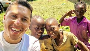 Los motivos del alejamiento de karol de radio carolina, donde se mantenía como una de las voces emblemáticas de. Redes Sociales Critican A Karol Dance Por Hacer Tour De La Pobreza En Africa Amigos Penquistas