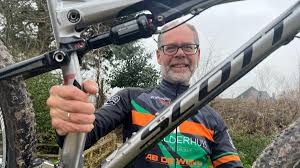 Han schaatst 150 rondes voor zijn kleindochter: "Door een wonder mag zij er  nog zijn"