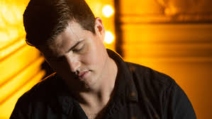 A country singer born in a prison hospital meets birth mom 26 years later