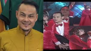Siapa di antara kita yang dulu memula sengketa pastinya diriku bagimu yang engkau anggap punca biarpun ketara engkau yang mula. Kelibat Adam Corrie Jadi Penari Latar Madah Berhelah Ziana Zain Tular Ramai Terkejut Rupanya Satkoba Press