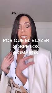 ¿Cómo lucir un blazer sobre los hombros?