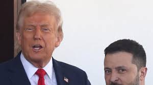 El emperador se enfada y regaña estentóreamente