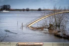 Op deze kaart staan de actuele waterafvoeren en waterstanden van de limburgse beken en rivieren. Uiterwaarden Snel Dicht Voor Coronawandelaars Waterstand Rivieren Mogelijk Hoogst In 10 Jaar Nijmegen Gelderlander Nl