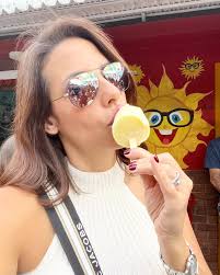 Adivinen dónde estamos! Solo les digo que estamos colando café y que mi  helado era de batata con coco! Y que Ivone es una estrella! Escribe abajo  dónde estamos! #Pikitrulla