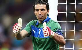 Latest on juventus goalkeeper gianluigi buffon including news, stats, videos, highlights and more on espn. Manuel Neuer Vs Gianluigi Buffon Noch Hat Der Italiener Die Nase Vorn Goal Com