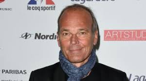 Invitée sur le plateau de salut les terriens pour la sortie de son nouvel album, nolwenn leroy avait vu sa jupe être relevée par laurent baffie. Nolwenn Leroy Se Venge De Laurent Baffie Un An Apres L Affaire De La Jupe Femme Actuelle Le Mag