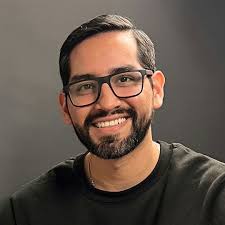 Quién es Dennis Pinto?