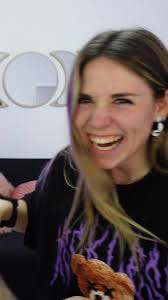 Partes del cuerpo y risas en el último video de Mery