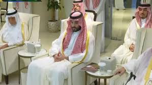 ولي العهد السعودي يحضر نهائي كأس الملك ويتفاعل مع الجماهير