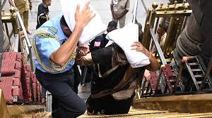 President Droupadi Murmu Makes Historic Visit to Sabarimala Ayyappa Temple  as First Woman Head of State - SSBCrack News