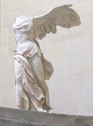 Nas artes, recebemos legados tais como a vênus de milo, vitória de samotrácia, entre outras. Paris Musee Du Louvre Vitoria De Samotracia Desenho Floral Escultura Grega Museu Do Louvre