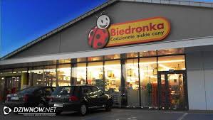 Można by pomyśleć, że budynek na którym wisi szyld „dworzec, jest faktycznie dworcem. Biedronka Bedzie Czynna W Niedziele