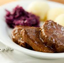 Rinderbraten Mit Kartoffelknodeln Und Rotkohl Ganz Klassisch Und Doch Geschmacklich Klasse Eine Kleine Einstimmung Au Rezepte Kochen Und Backen Rinderbraten