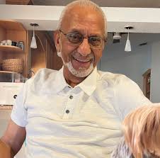 Sara Sheikh Khan added a new photo.