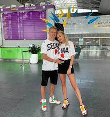Zinchenko compareció en zona mixta para ser entrevistado por la reportera vlada shcheglova. Oleksandr Zinchenko And Vlada Shcheglova Marca English